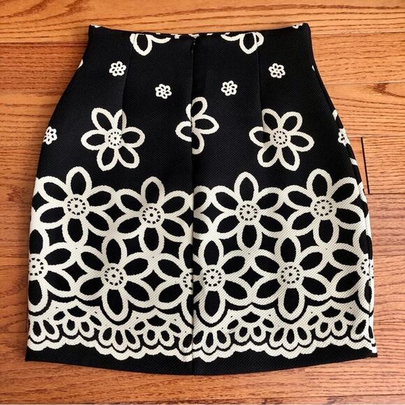 Answer Made in Korea Flower graphic Black Cream Pencil Mini Skirt Women’s size S - Picture 8 of 9